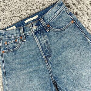 Levi's Premium Denim Women's Size 23 (Actual 25x28) Wedgie Icon Fit Ankle Jeans